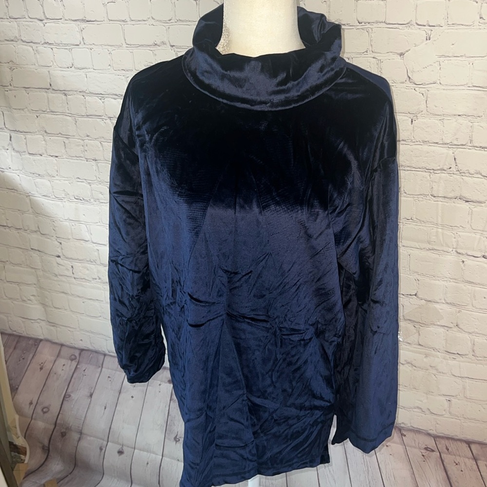Large Laura Tyler velvety long sleeve turtleneck top. Dark blue. Very soft